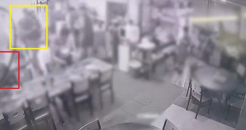 경찰서 근처 중식당에서 식사하던 지명수배범이 같은 곳에 점심을 먹으러 온 형사팀의 눈썰미에 덜미를 잡혔다. 사진은 지난 5일 정오께 경남 진해경찰서 인근 중식당 폐쇄회로(CC)TV 기록. 빨간색이 피의자 A씨고, 노란색이 진해경찰서 형사팀.   [경남경찰청 제공]